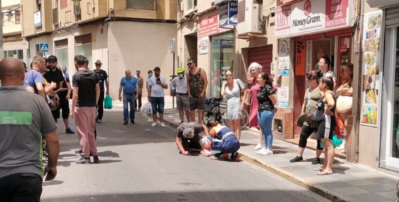 Servicios sanitarios atienden al herido, que yace en el suelo. Foto: 8Directo.