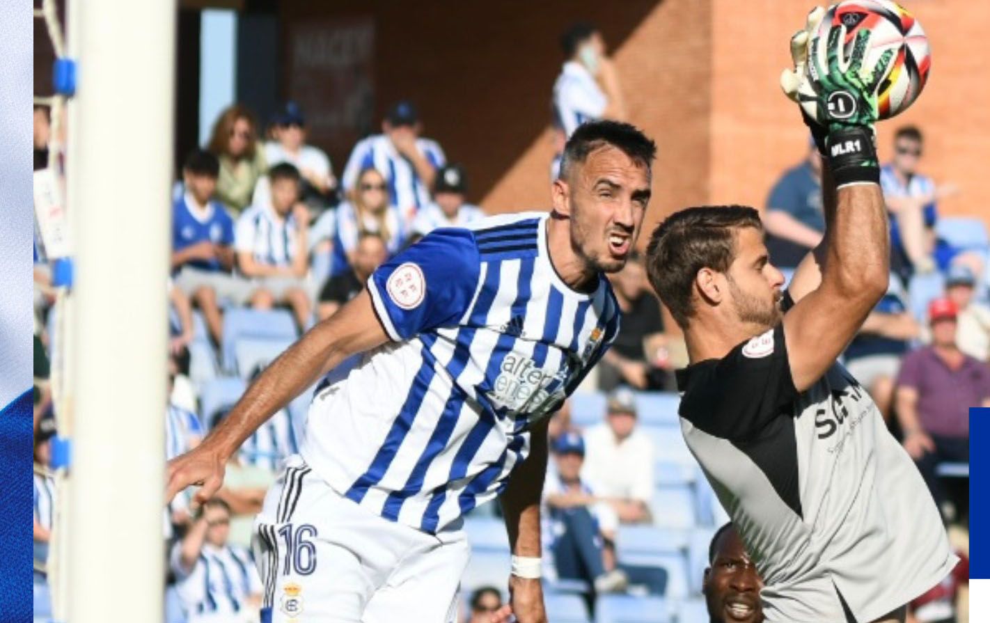 El meta del Algeciras CF, Marcos Lavín, atrapa el balón ante el intento de remate de Pablo Caballero/Foto: @recreoficial El meta del Algeciras CF, Marcos Lavín, atrapa el balón ante el intento de remate de Pablo Caballero/Foto: @recreoficial