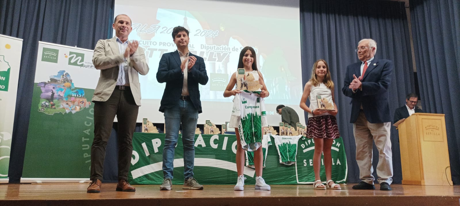  Cayetana Duarte, del CC Los Dalton, recibe el maillot de campeona del Provincial de Sevilla