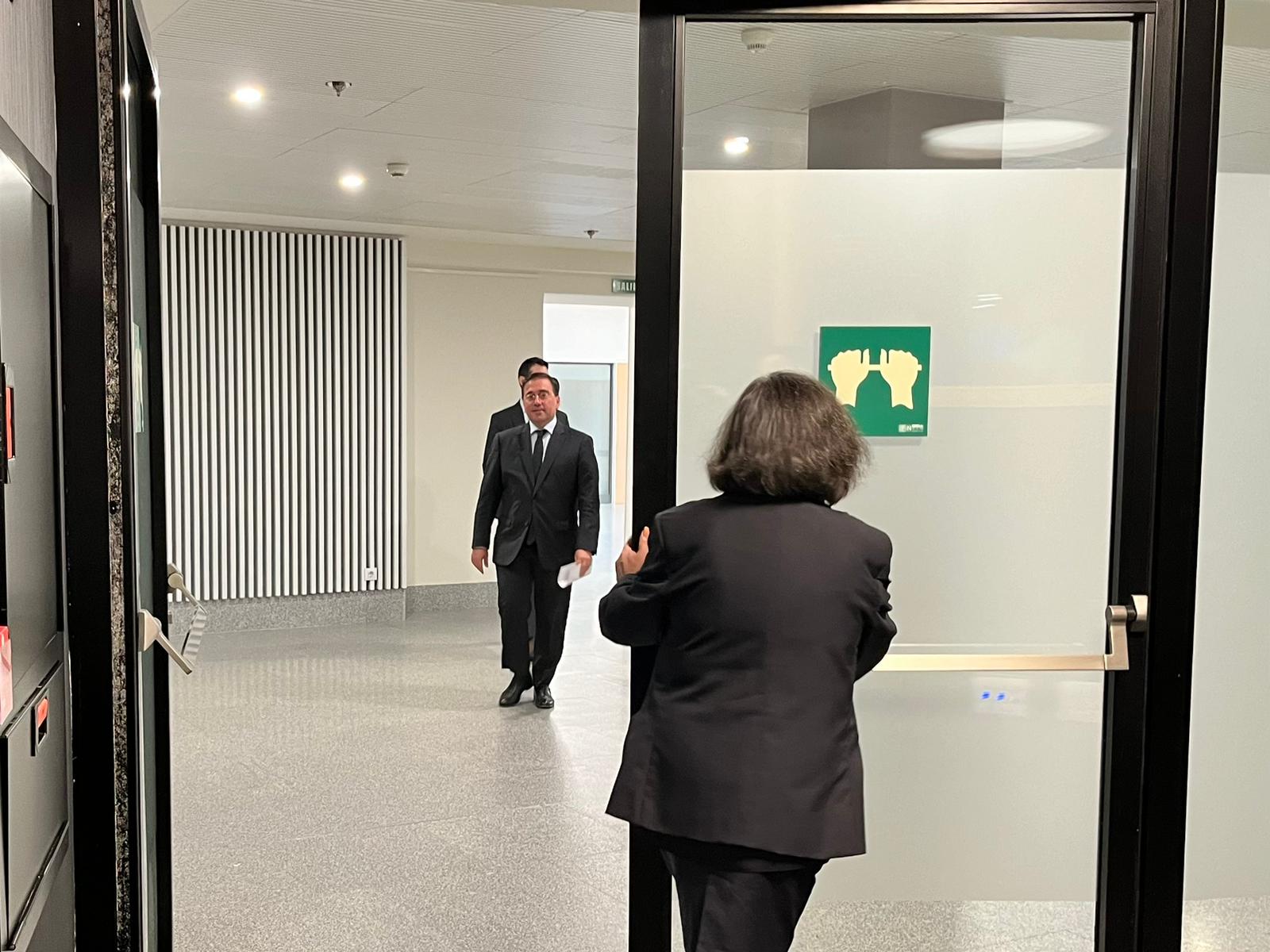 El ministro de Exteriores, José Manuel Albares, se dirige a la sala de prensa de Exteriores tras la reunión con los alcaldes y representantes del Campo de Gibraltar. Foto: Francis Mena. 