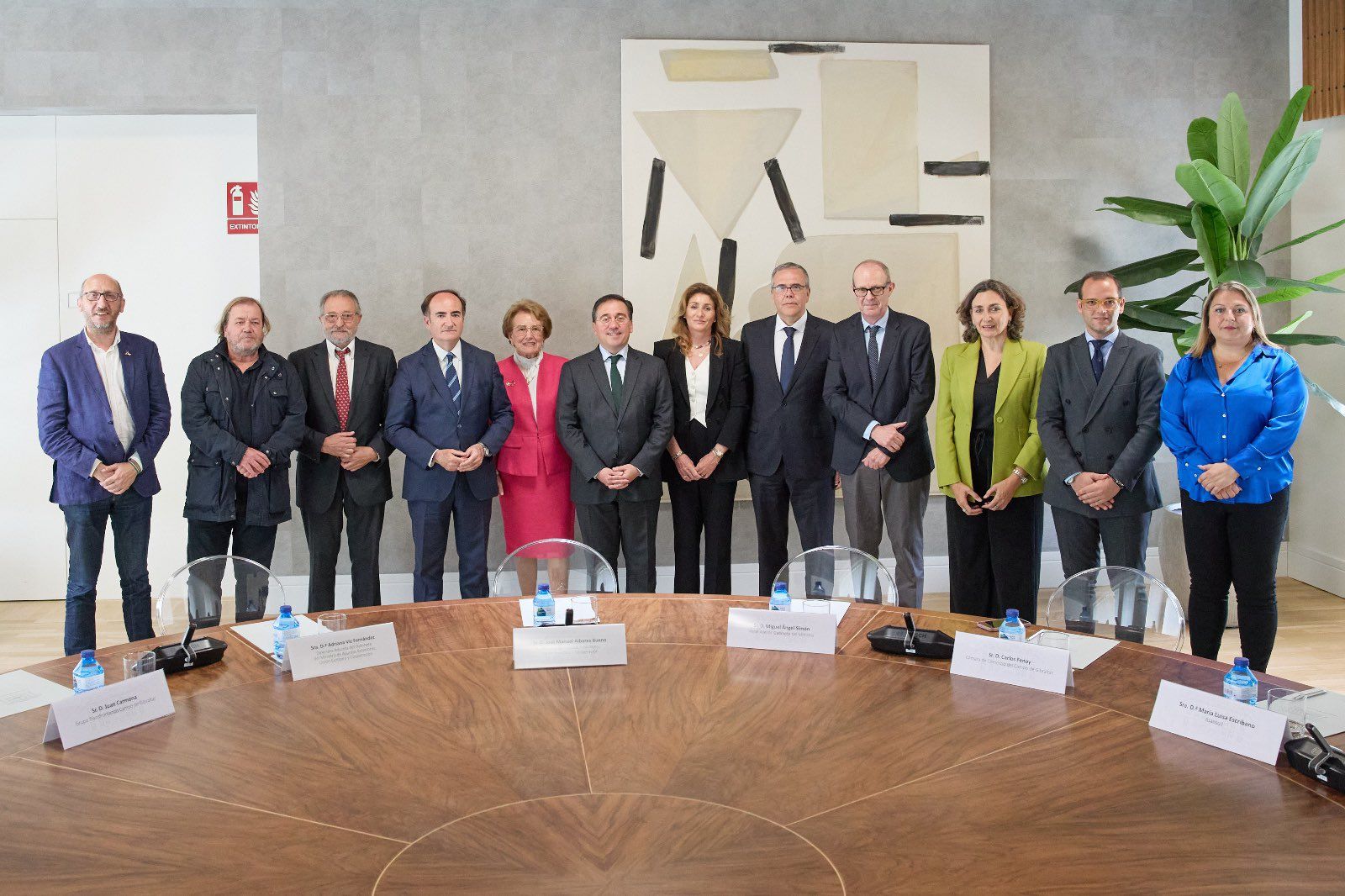 Representantes de socieconómicos del Campo de Gibraltar, con el ministro de Exteriores. 