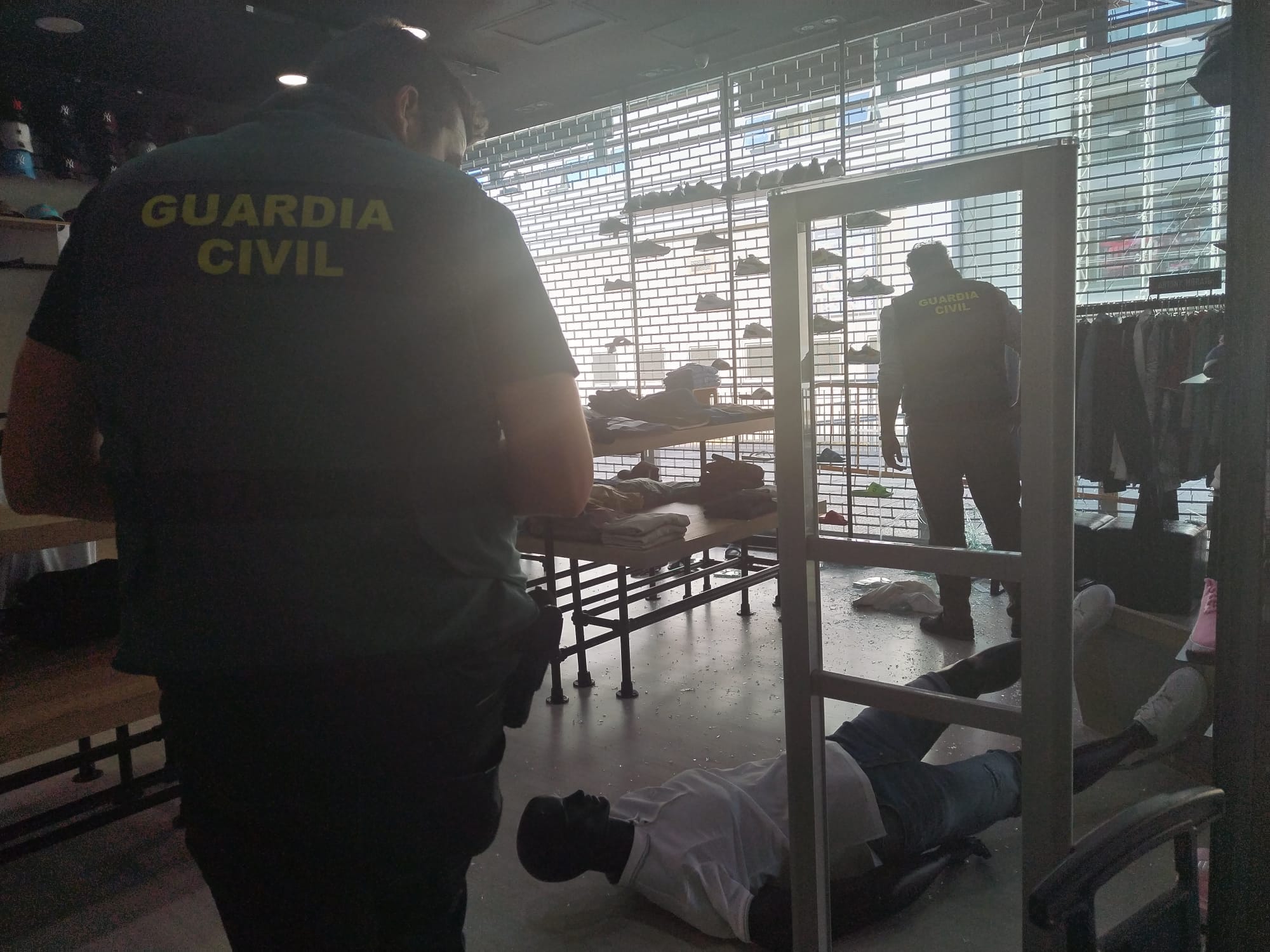 Roban por tercera vez la tienda de deportes del centro comercial Bahía Plaza