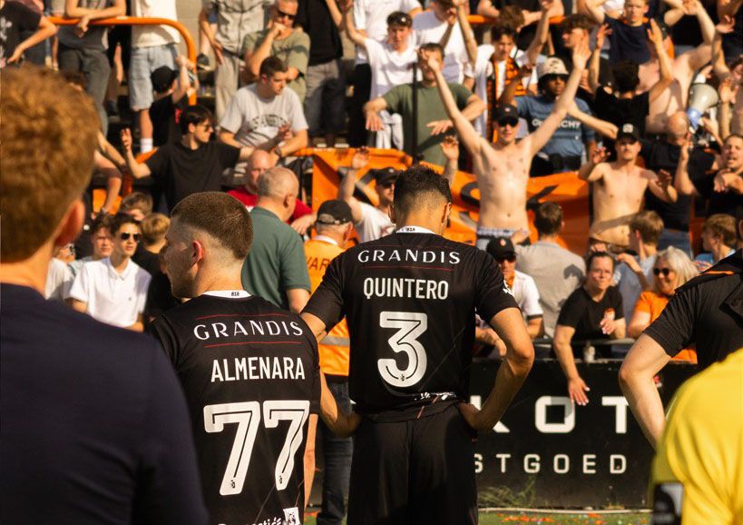 Gonzalo Almenara (77) y el resto de jugadores del KMSK Deinze, ante su afición tras la derrota frente al Lommel en el 'play-off' de ascenso