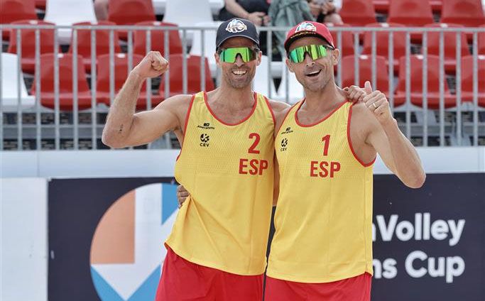 Adrián Gavira (2) posa con Pablo Herrera posan tras su victoria frente a Finlandia