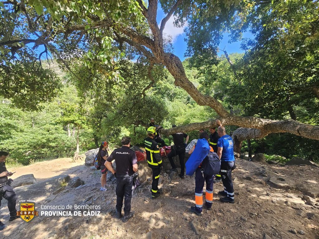 Los bomberos rescatan a un senderista herido en la Garganta del Capitán.