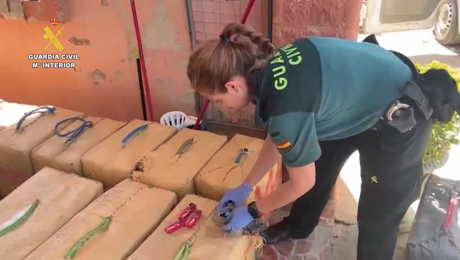 La Guardia Civil de Sevilla y Algeciras se incautan 4.000 kilos de hachís camuflados en envoltorios de chocolatinas