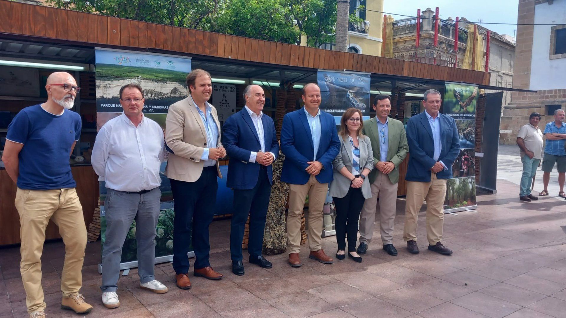 Los Parques Naturales de la provincia expondrán su riqueza en Algeciras del 21 al 26 de mayo. Foto: Javier Ros, Óscar Curtido y alcalde de Algeciras en la Feria de los Parques Naturales. - JUNTA DE ANDALUCÍA.