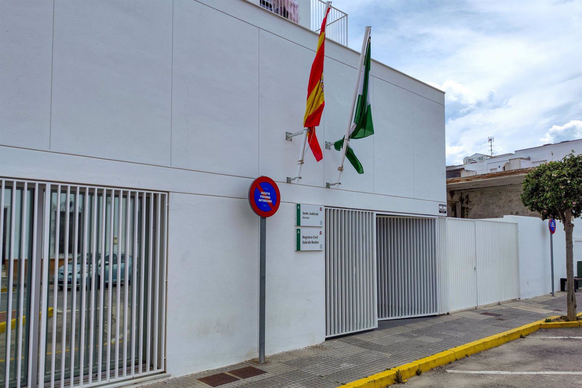 La jueza mantiene al 'Cabra' en prisión a la espera de una nueva resolución tras el informe de la UCO. Entrada de los juzgados de Barbate. - Francisco J. Olmo - Europa Press.
