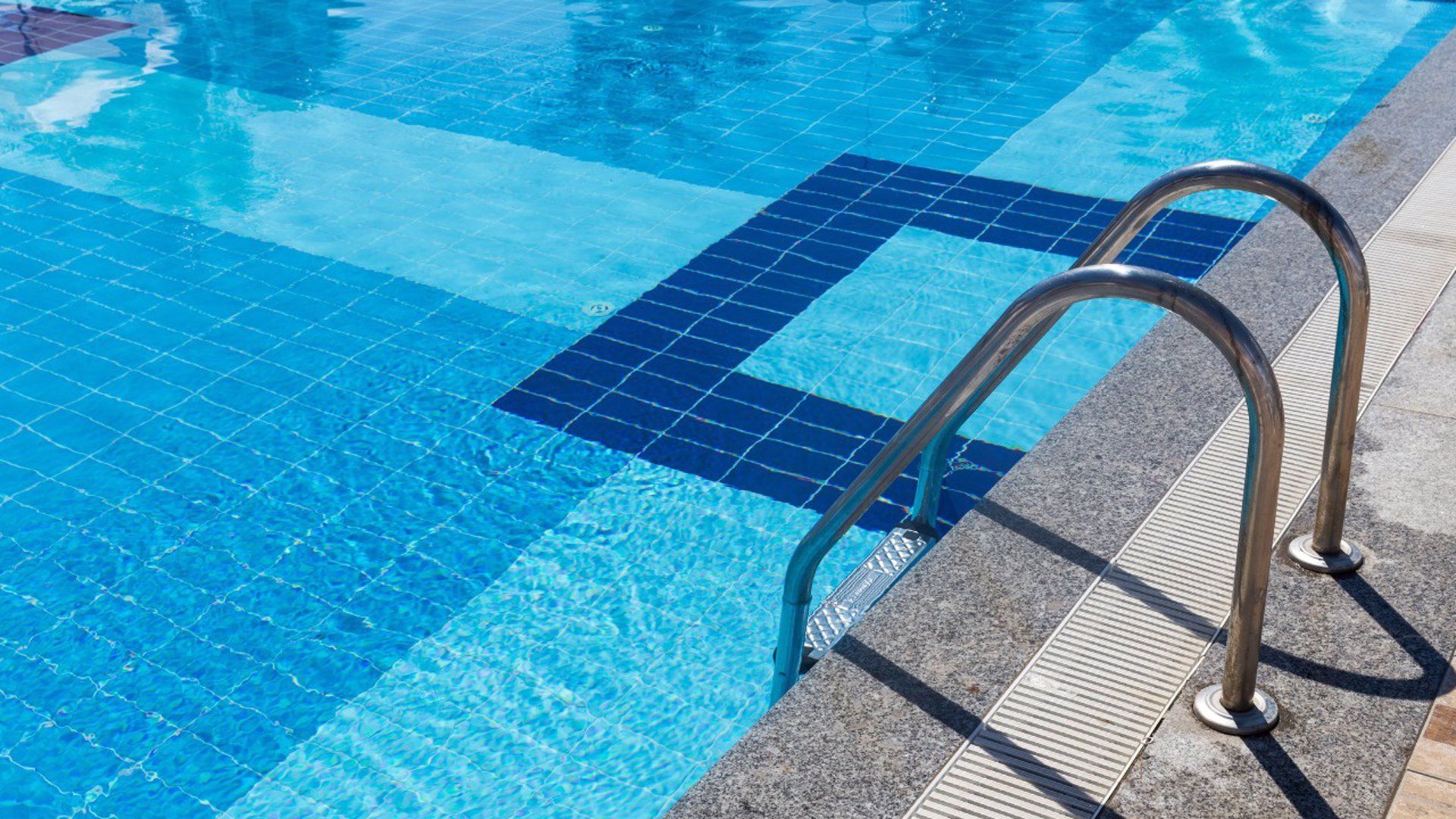 La comarca podrá regar y llenar piscinas privadas pero sigue la bajada de presión en los hogares.