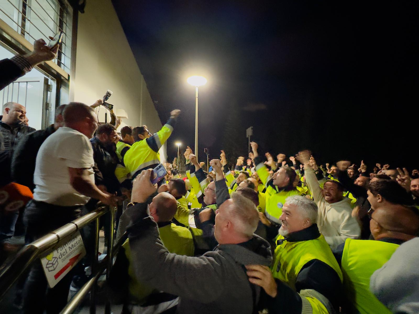 Los trabajadores de Acerinox tras conocer el resultado de la votación.