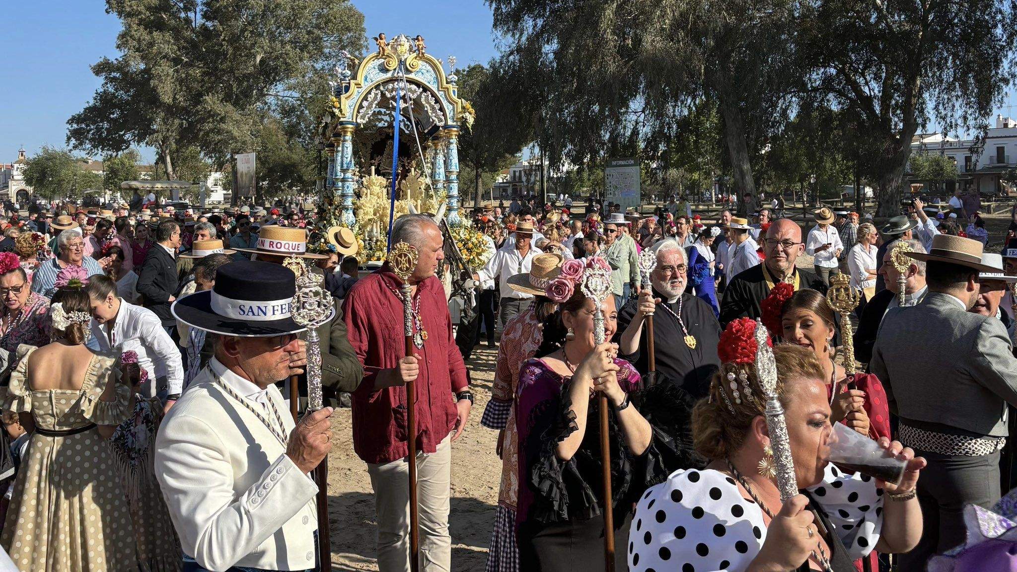 La Hermandad del Rocío de San Roque se presenta ante la Virgen del Rocío.