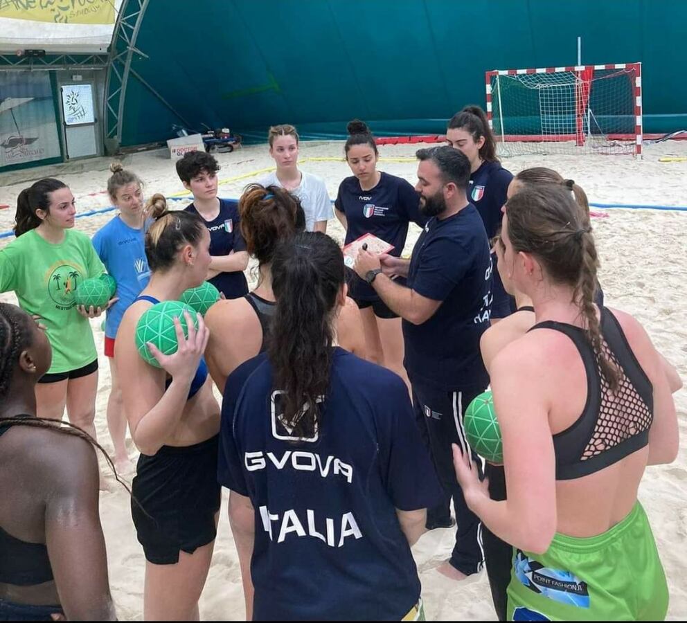 Pedro Soria, en el centro de la imagen con el combinado de Italia femenino, es el nuevo seleccionador de Portugal de balonmano playa