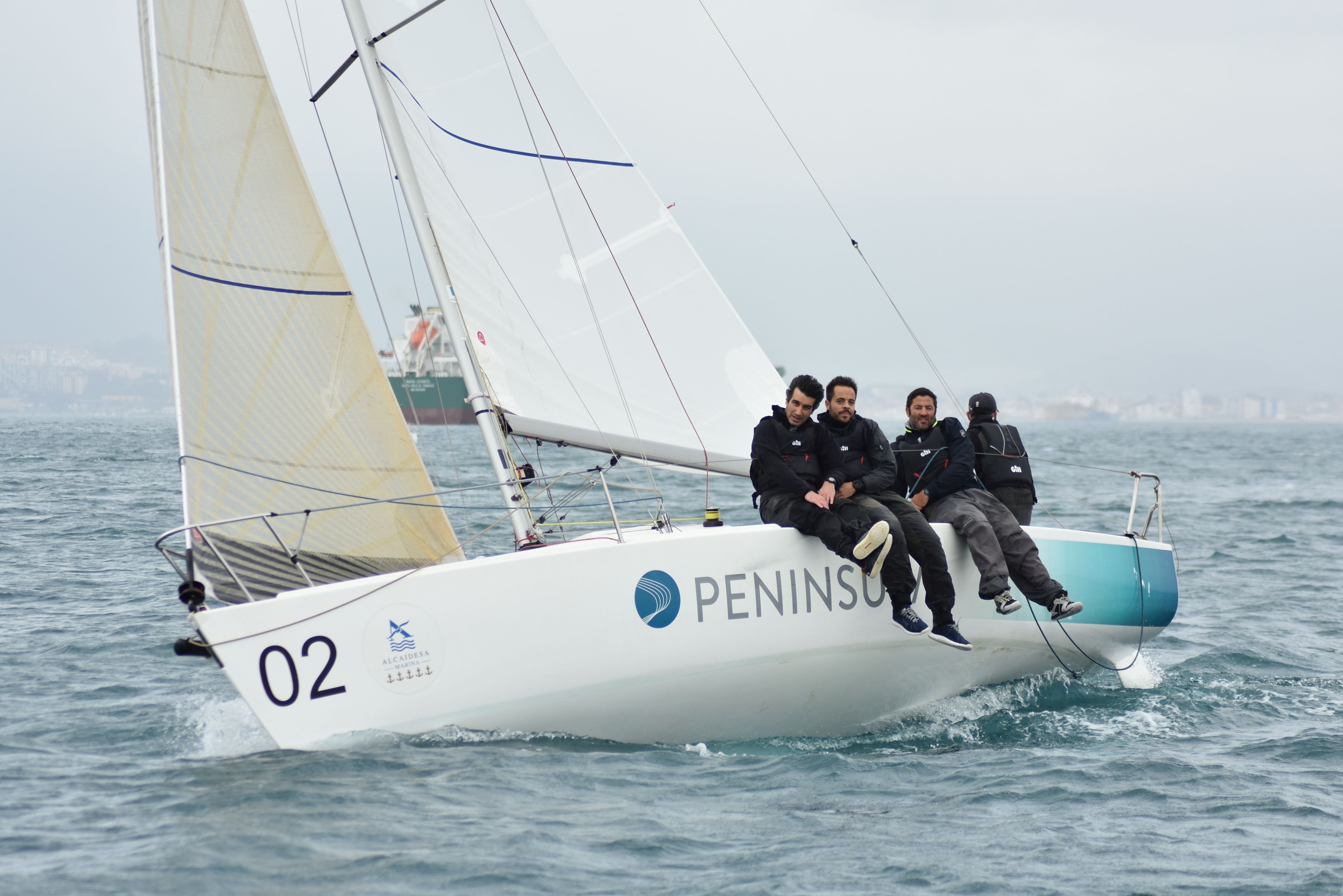 ‘Península’ -en la imagen-, ‘GVS PAS’ y ‘Aponia Sailing’, podio de las series de primavera en La Línea