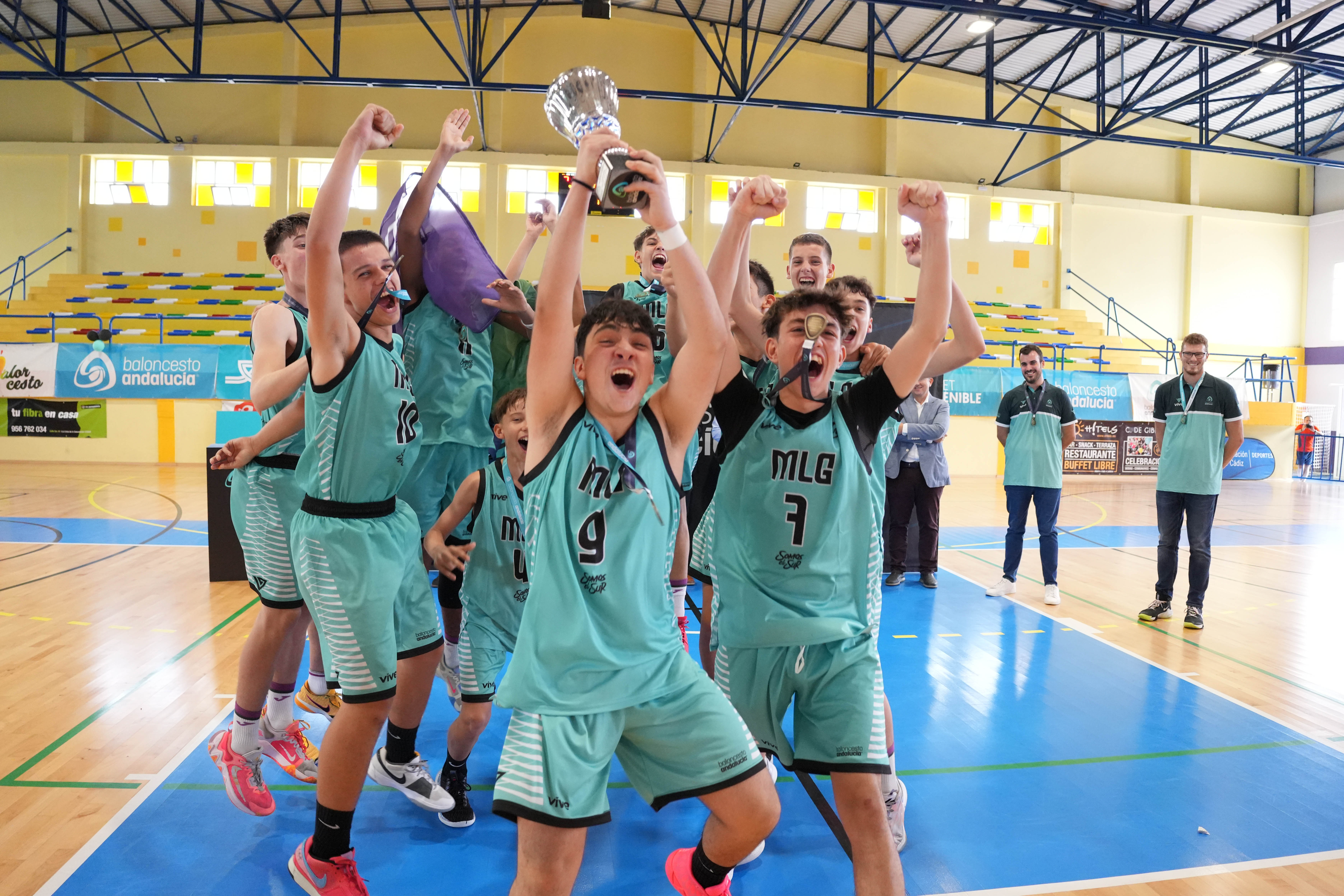 Fran Turanzas, a la izquierda, celebra el título logrado en La Línea con el infantil del Unicaja