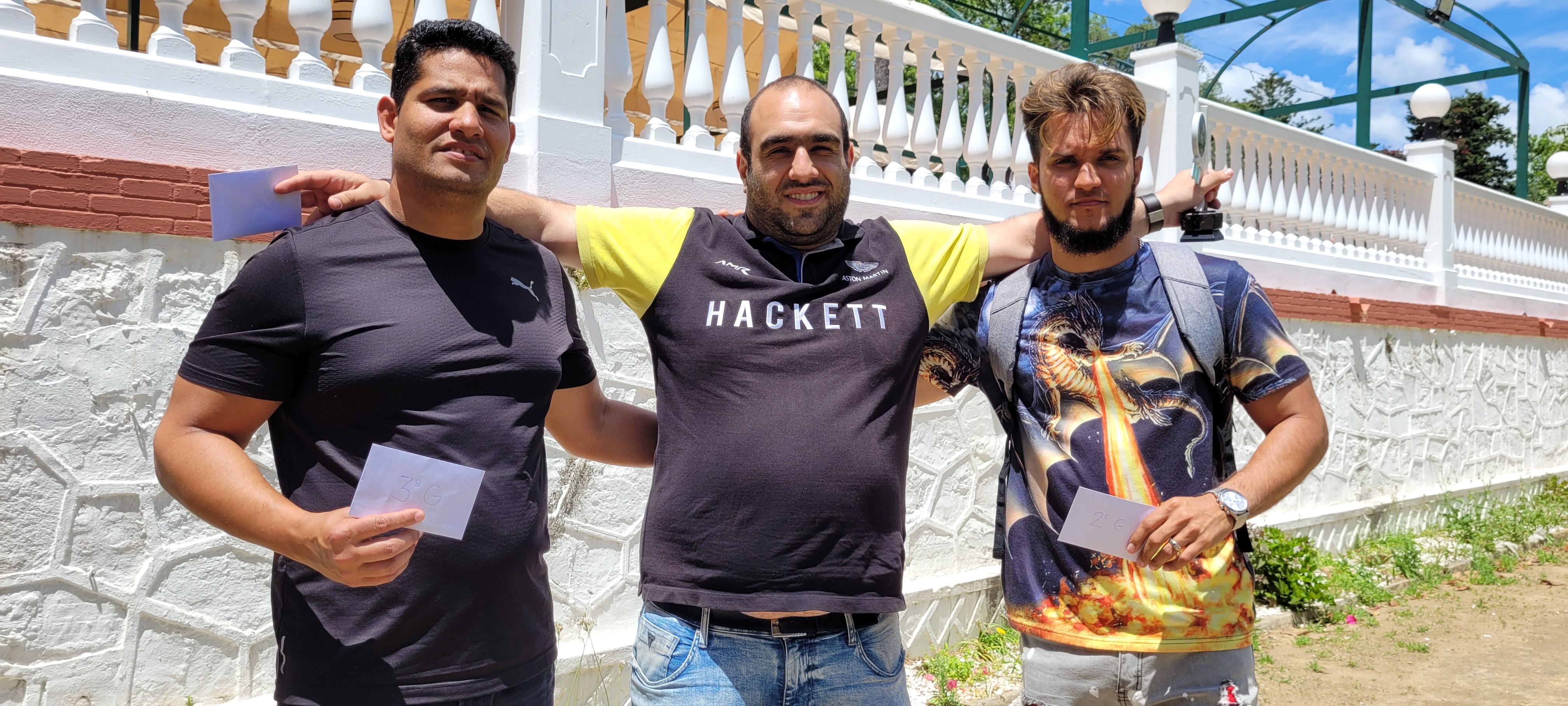 El Gran Maestro Karen Grigoryan, en el centro, y flanqueado por los dos jugadores cubanos, gana el I Torneo Internacional del Estrecho/Foto: AXEL S.C.