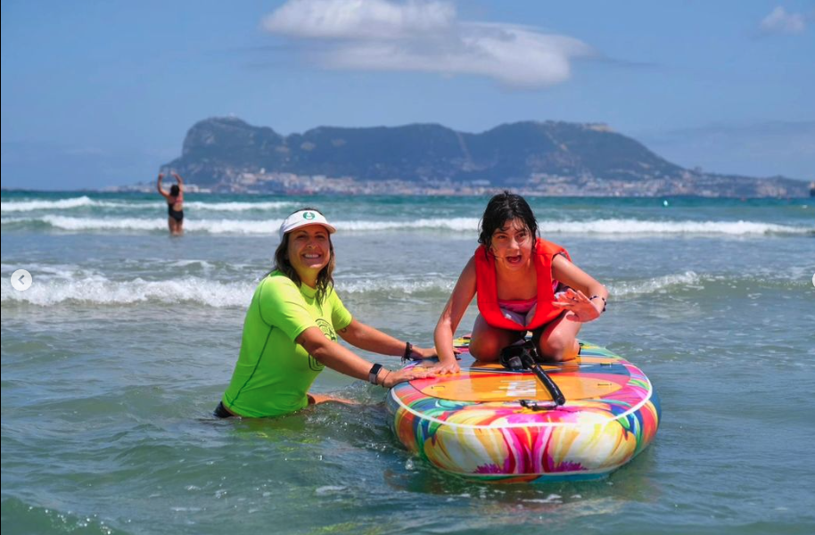 Paddle surf para todos: en el segundo encuentro de personas con autismo en la playa de El Rinconcillo. Foto: Paddle Surf Algeciras, en el primer encuentro.