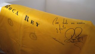 Capote firmado por Roca Rey. Capote firmado por Roca Rey.