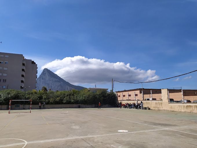 Pesar en el IES Tolosa de La Línea por el fallecimiento de una alumna de Tercero de ESO.