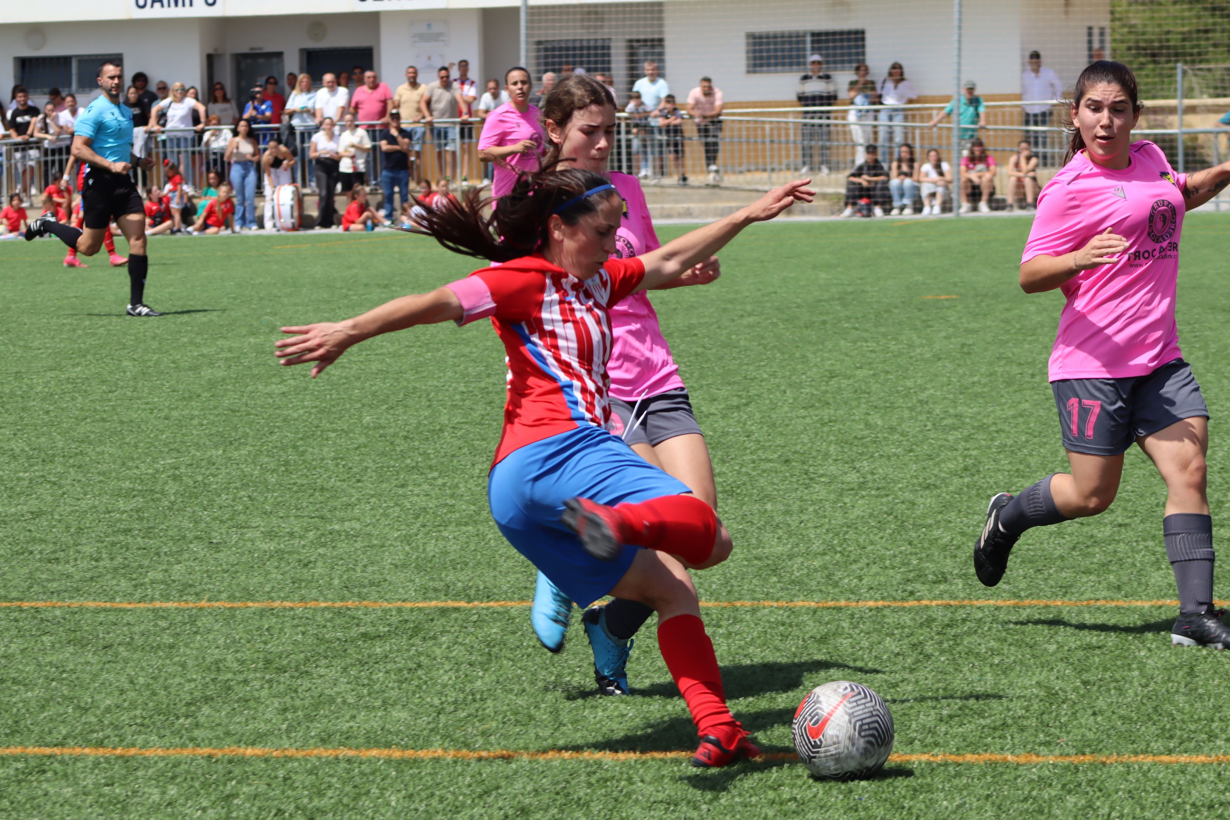 La jugadora del Algeciras CF, Desi Macías, hace un recorte ante dos jugadoras del CD Ben-namiel/Foto: AXEL S.C.