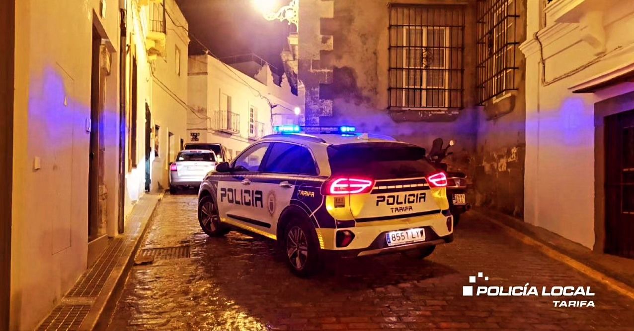 Salvan la vida a un hombre que se había caído desde una azotea en Tarifa