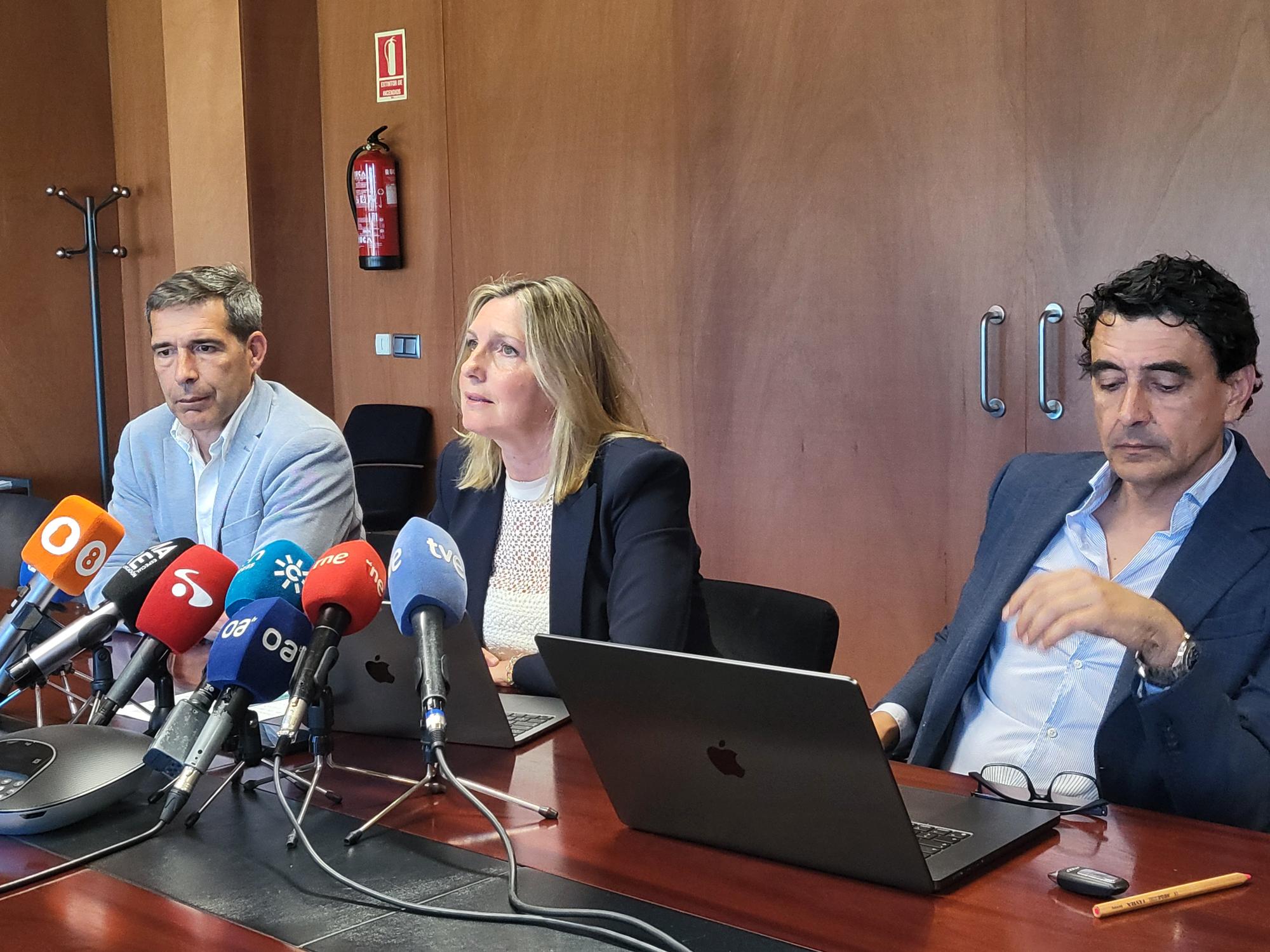 La comarca podrá regar y llenar piscinas privadas pero sigue la bajada de presión en los hogares. Foto: rueda de prensa posterior a una nueva mesa de la sequía. 