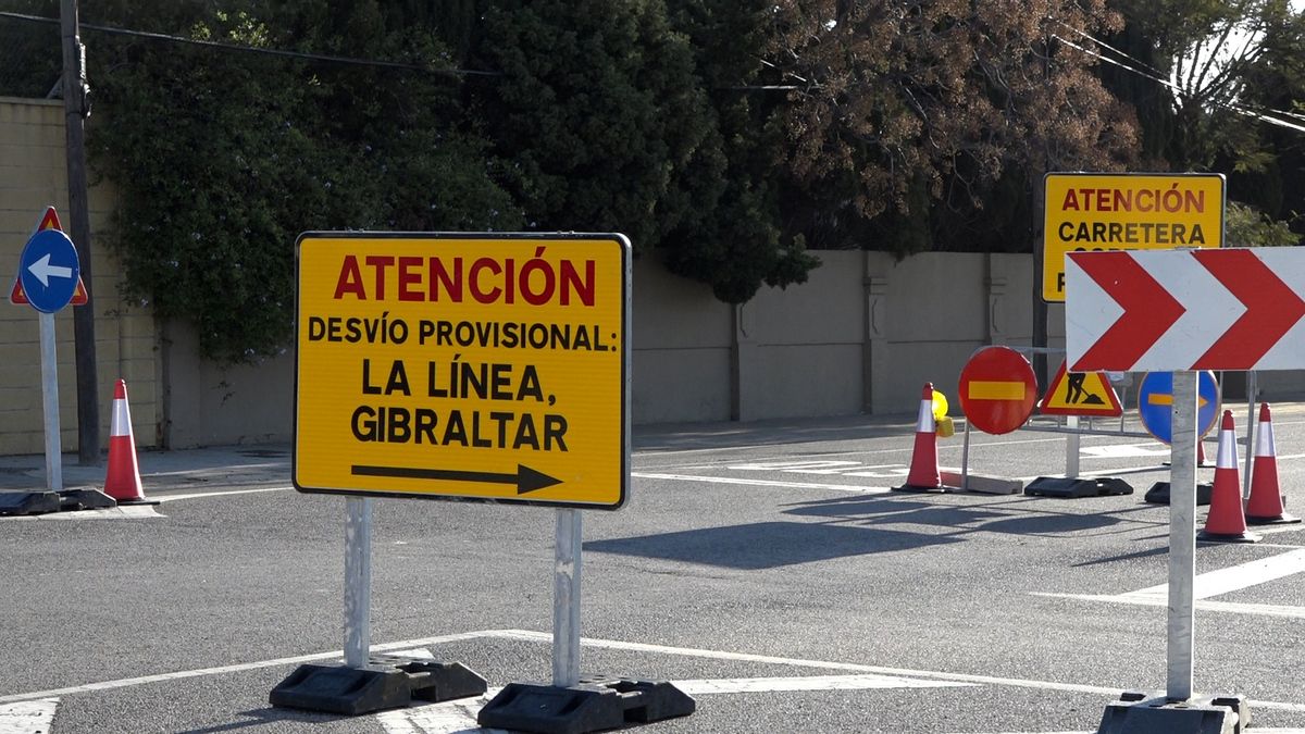 Vecinos de Campamento y La Línea se quejan por las obras de la calle Real. 