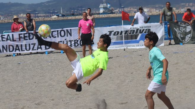 La III Copa Provincial de Fútbol Playa 'Ciudad de La Línea', este viernes en el arenal de Poniente/Foto: AXEL S.C.