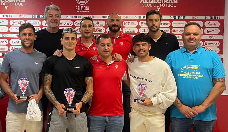 La Peña ‘El Taconazo’ hace entrega de sus premios a los mejores del Algeciras CF La Peña ‘El Taconazo’ hace entrega de sus premios a los mejores del Algeciras CF