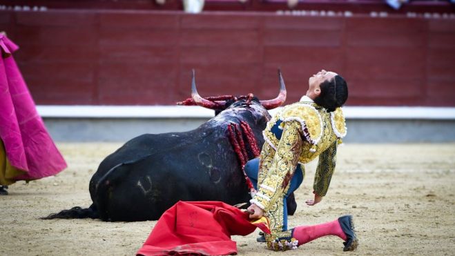 De rodilla y mirada al cielo tras la estocada al cuarto de la tarde. De rodilla y mirada al cielo tras la estocada al cuarto de la tarde.