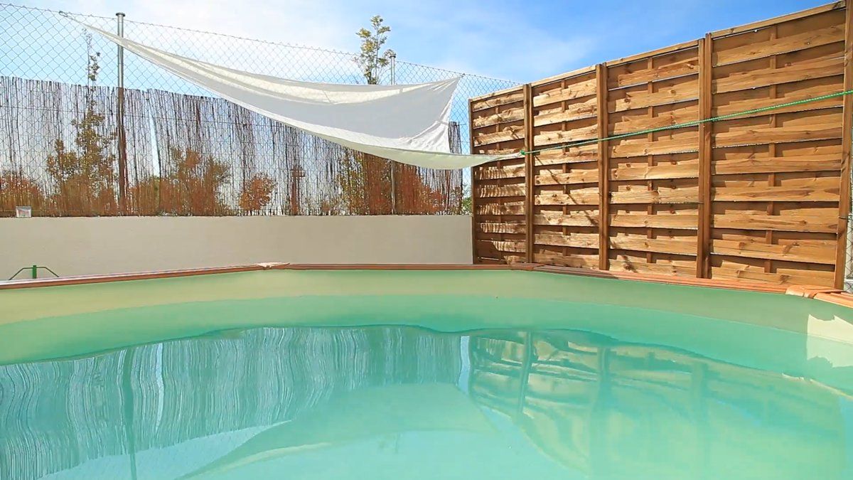Una piscina privada. Qué está prohibido hacer tras la flexibilización de las restricciones por la sequía en la comarca.