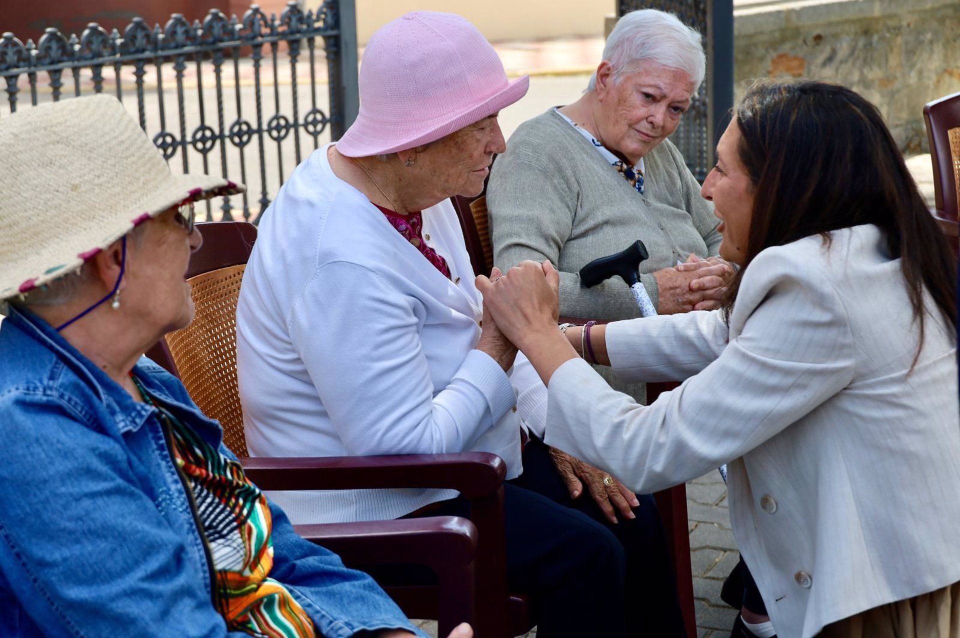 La Junta destaca la labor de la residencia de mayores San Ramón Nonato de Los Barrios. Loles López en la residencia de mayores San Ramón Nonato en Los Barrios. - JUNTA DE ANDALUCÍA.