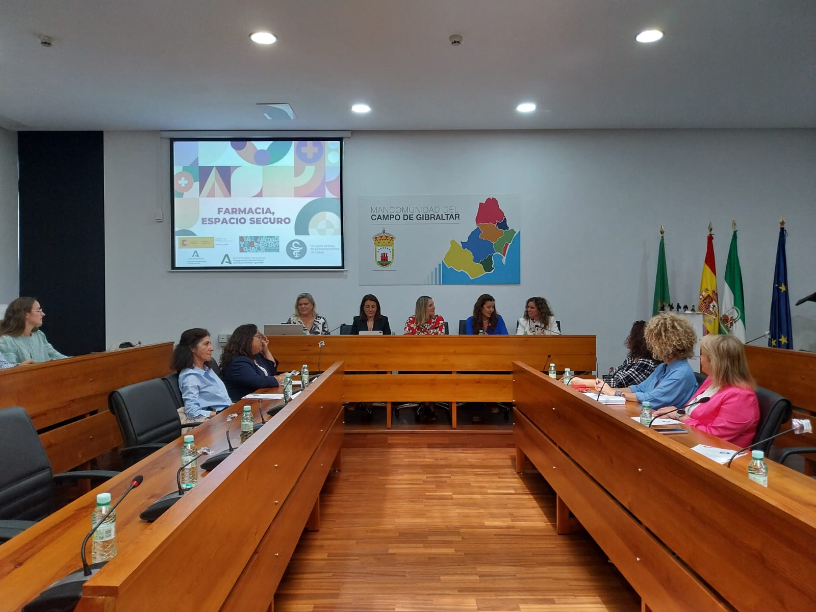 El Colegio Oficial de Farmacéuticos de Cádiz y la Mancomunidad abordan el proyecto “Farmacia, espacio seguro”