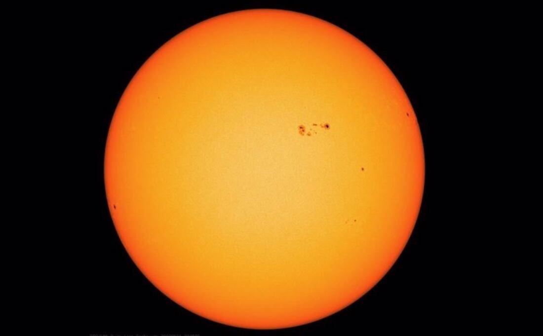 Una mancha como tres veces la Tierra brota en el Sol