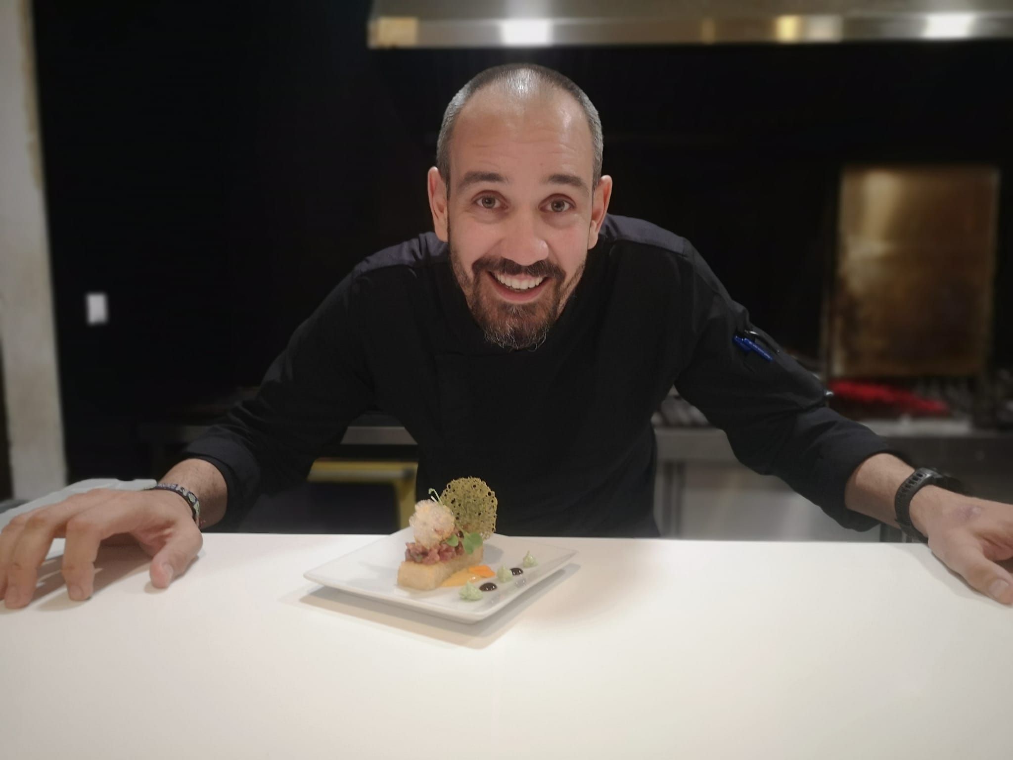 Imagen de archivo. Especialistas gastronómicos integran el jurado de la IV Ruta del Atún de La Línea. Foto de una tapa.