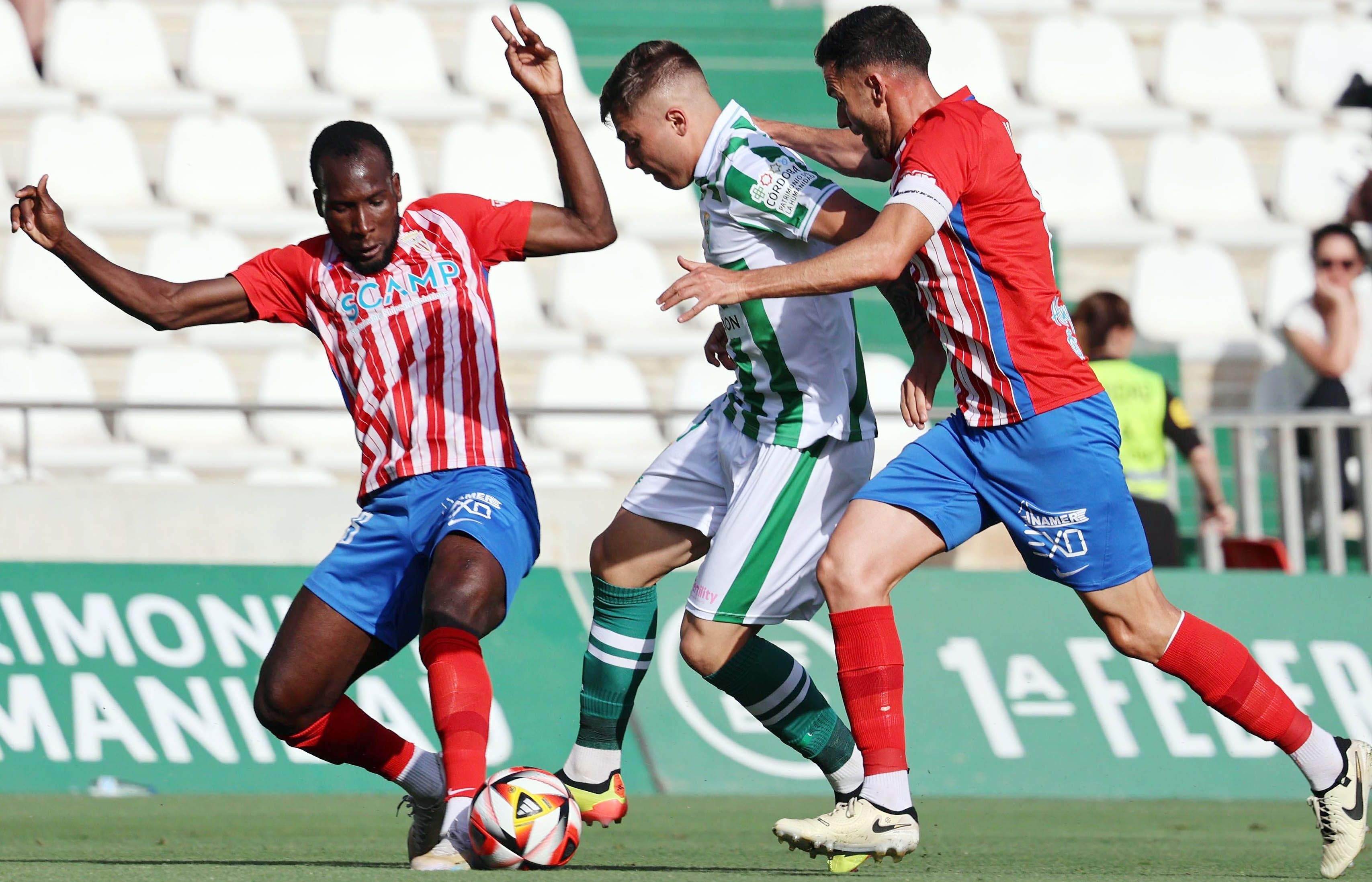Admonio trata de cortar el avance de Álvaro Leiva, que está junto a Iván Turrillo, en la derrota del Algeciras CF de Lolo Escobar ante el Córdoba CF de Iván Ania/Foto: @CordobaCF_ofi Admonio trata de cortar el avance de Álvaro Leiva, que está junto a Iván Turrillo, en la derrota del Algeciras CF de Lolo Escobar ante el Córdoba CF de Iván Ania/Foto: @CordobaCF_ofi