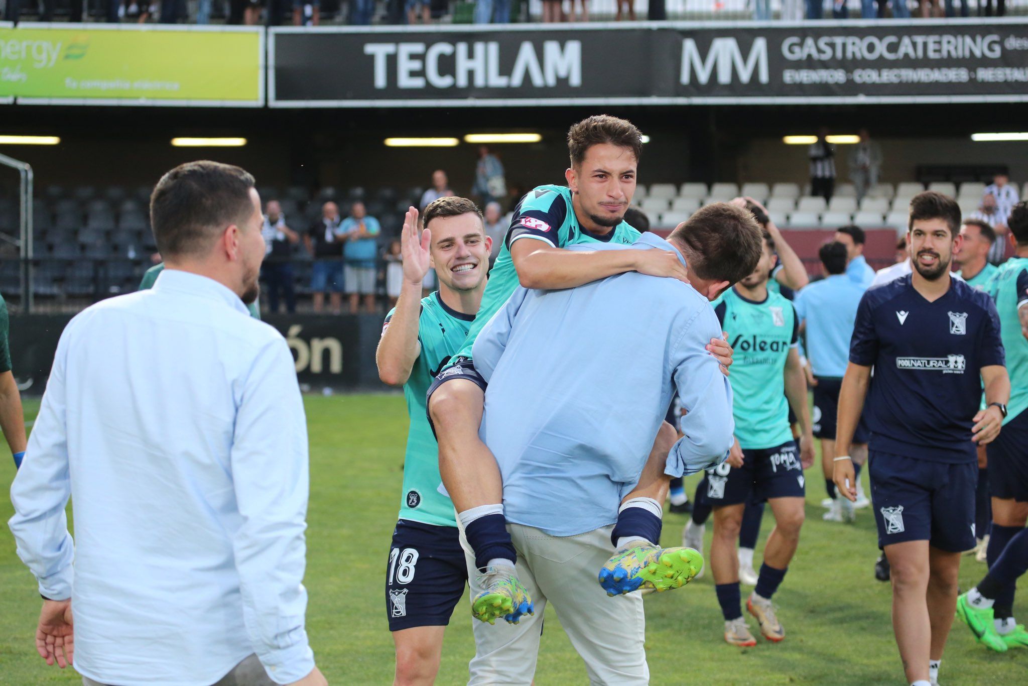 El algecireño Álex Guti (18) festeja la salvación del Atlético Sanluqueño, cuyo triunfo desciende a Segunda RFEF al San Fernando CDI