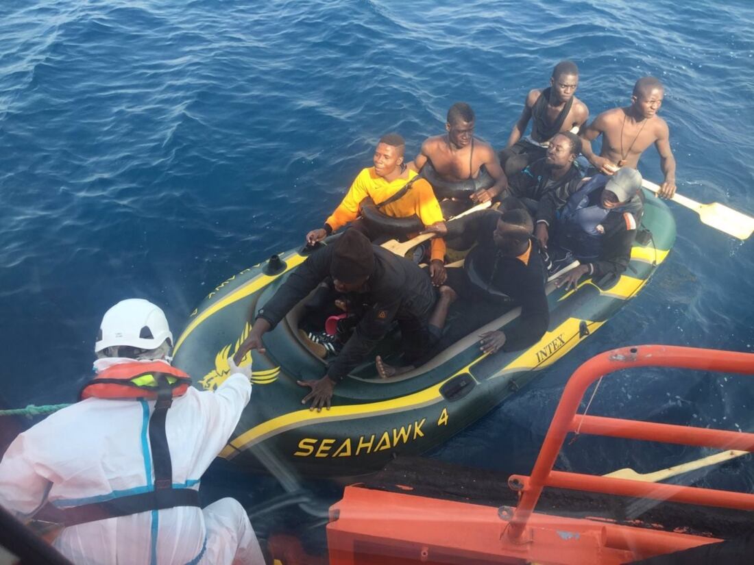 Cádiz.-Seis magrebíes rescatados en el Estrecho cuando intentaban alcanzar la costa en dos lanchas de juguete