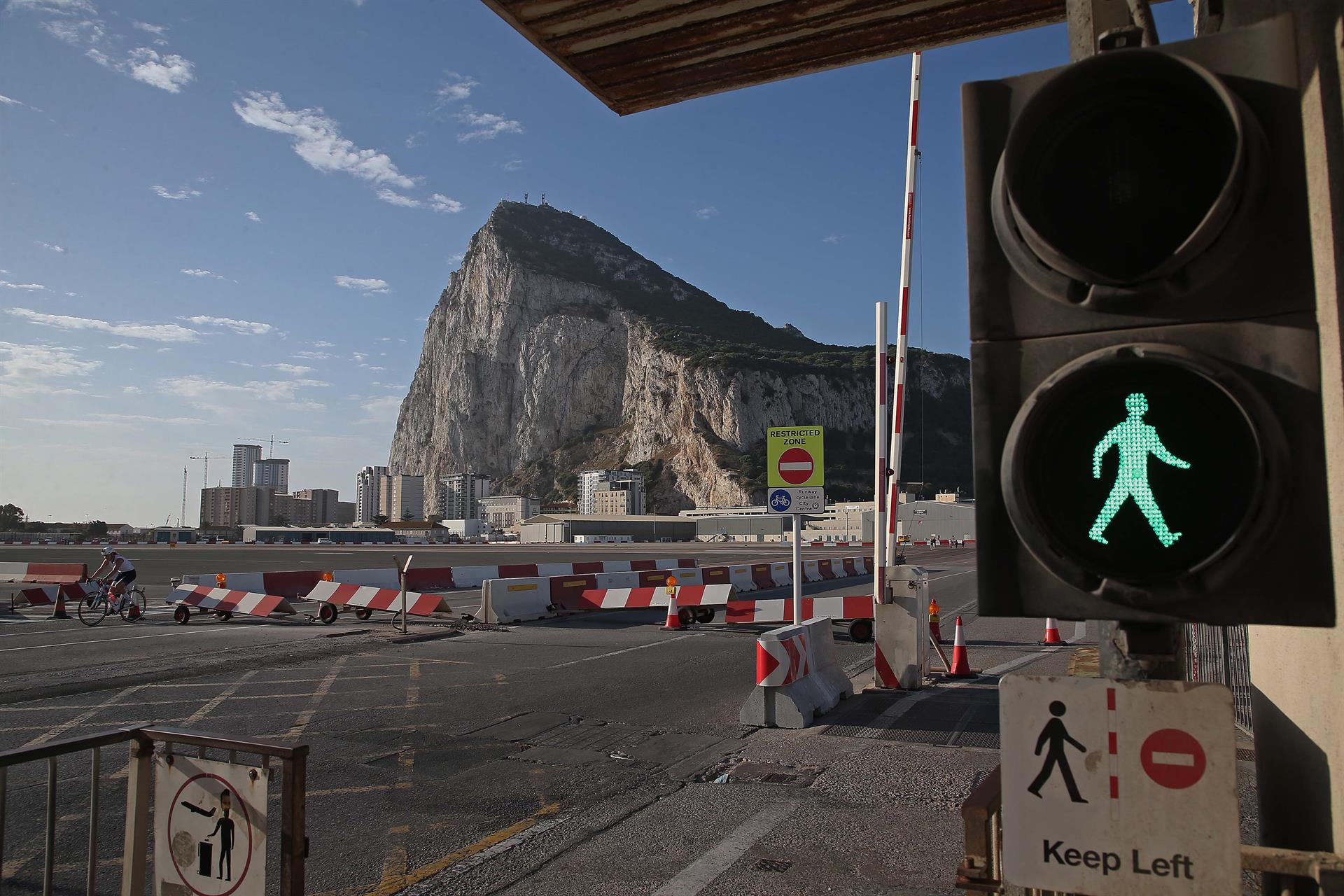  Vox insta al Gobierno la recuperación de la soberanía sobre el Peñón en una proposición no de ley. Foto: Detalle de las señales de trafico que indican la llegada a la pista del Aeropuerto Internacional de Gibraltar - Nono Rico - Archivo.
