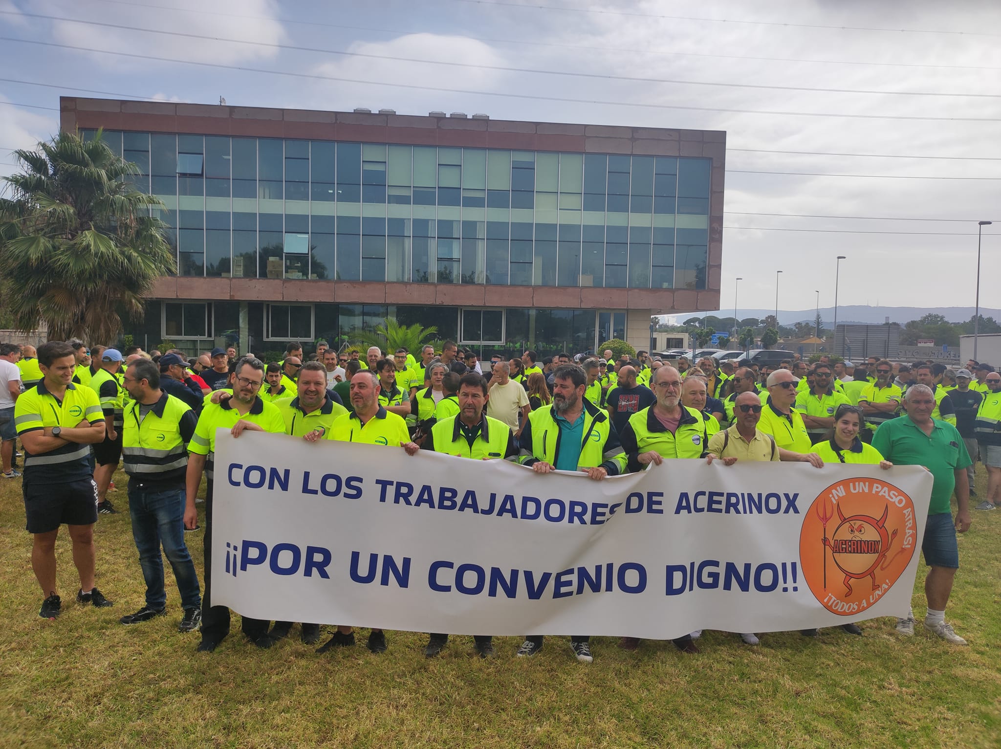 Un momento de la concentración de la plantilla de Acerinox.