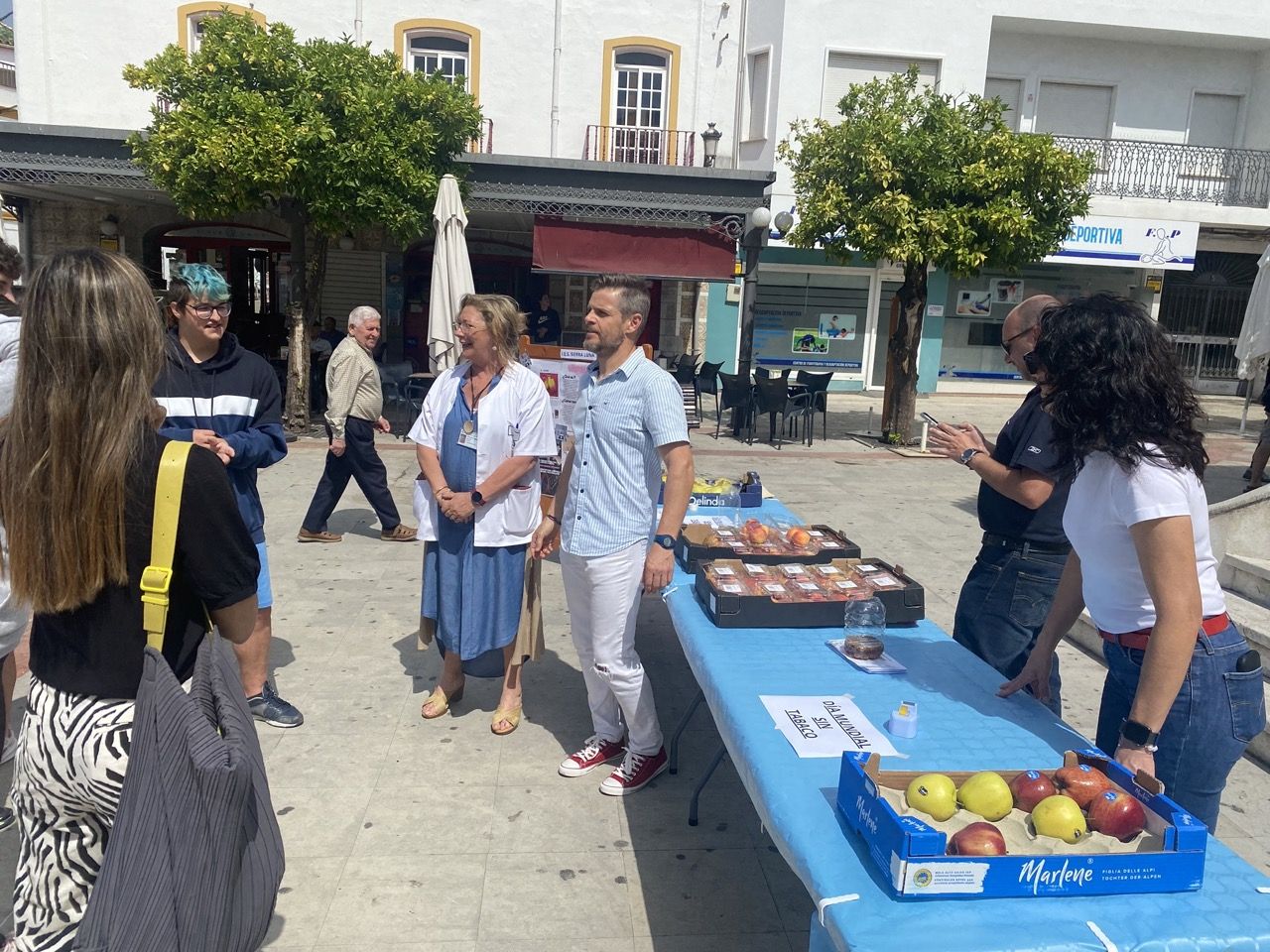Stand donde se han cambiado manzanas por cigarros en el Paseo de la Consitución.