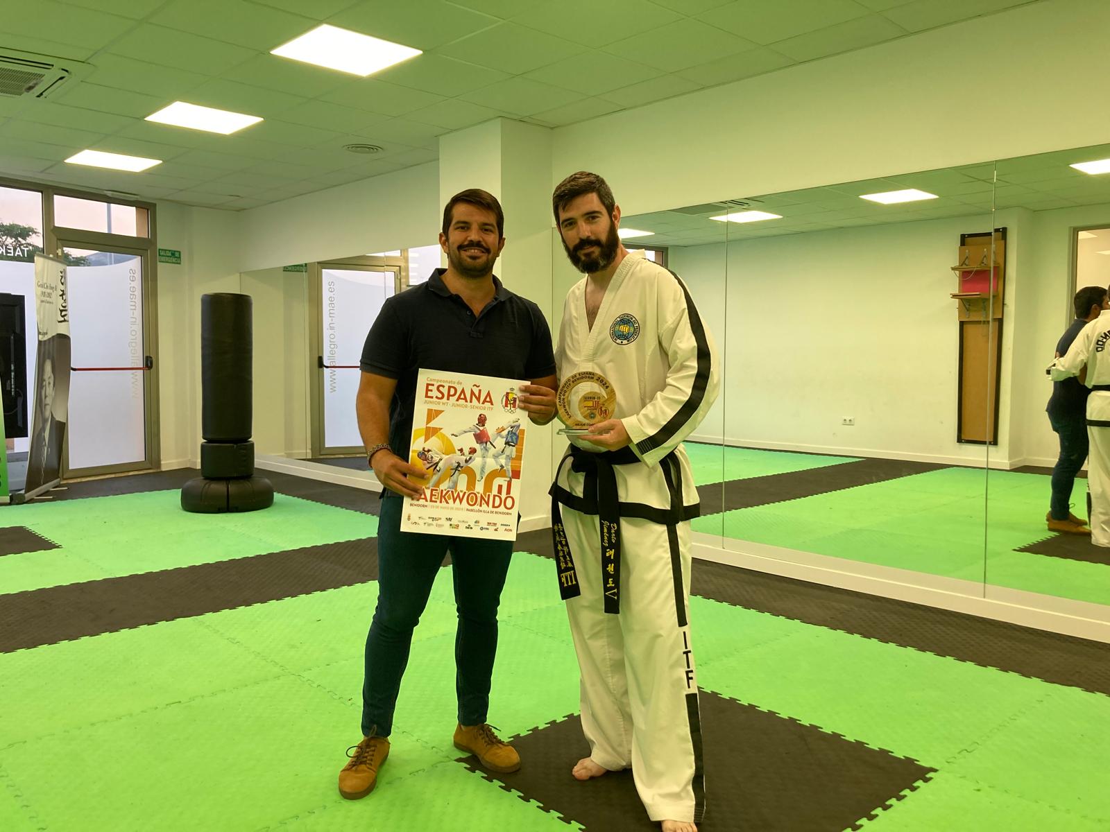 Darío Jiménez, galardonado con el premio al mejor coach en el Nacional de Taekwondo ITF