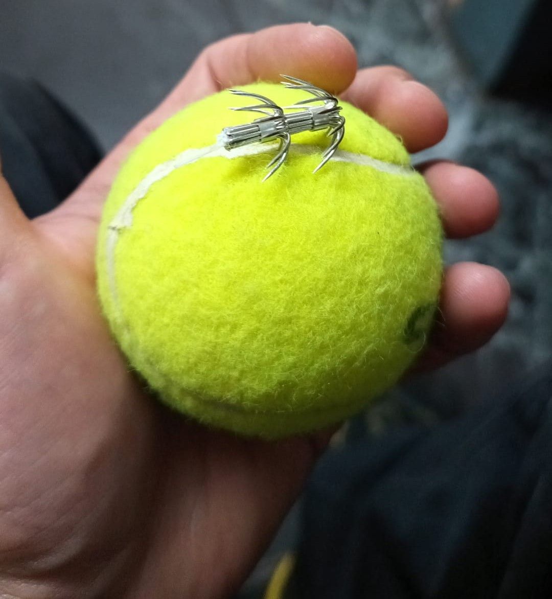 Pelota de tenis con anzuelo enganchado en Algeciras.