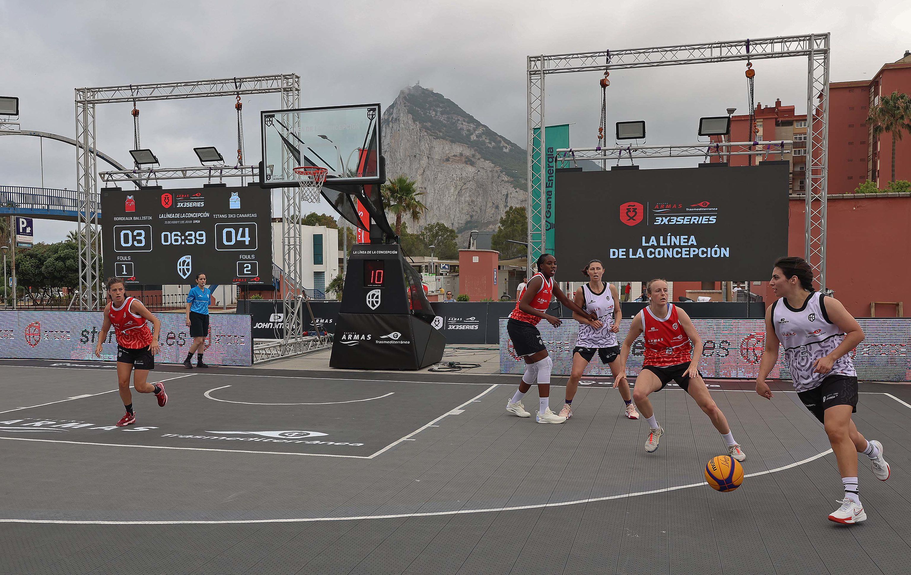 La Línea disfruta del mejor baloncesto 3x3 nacional en plena Plaza de la Constitución
