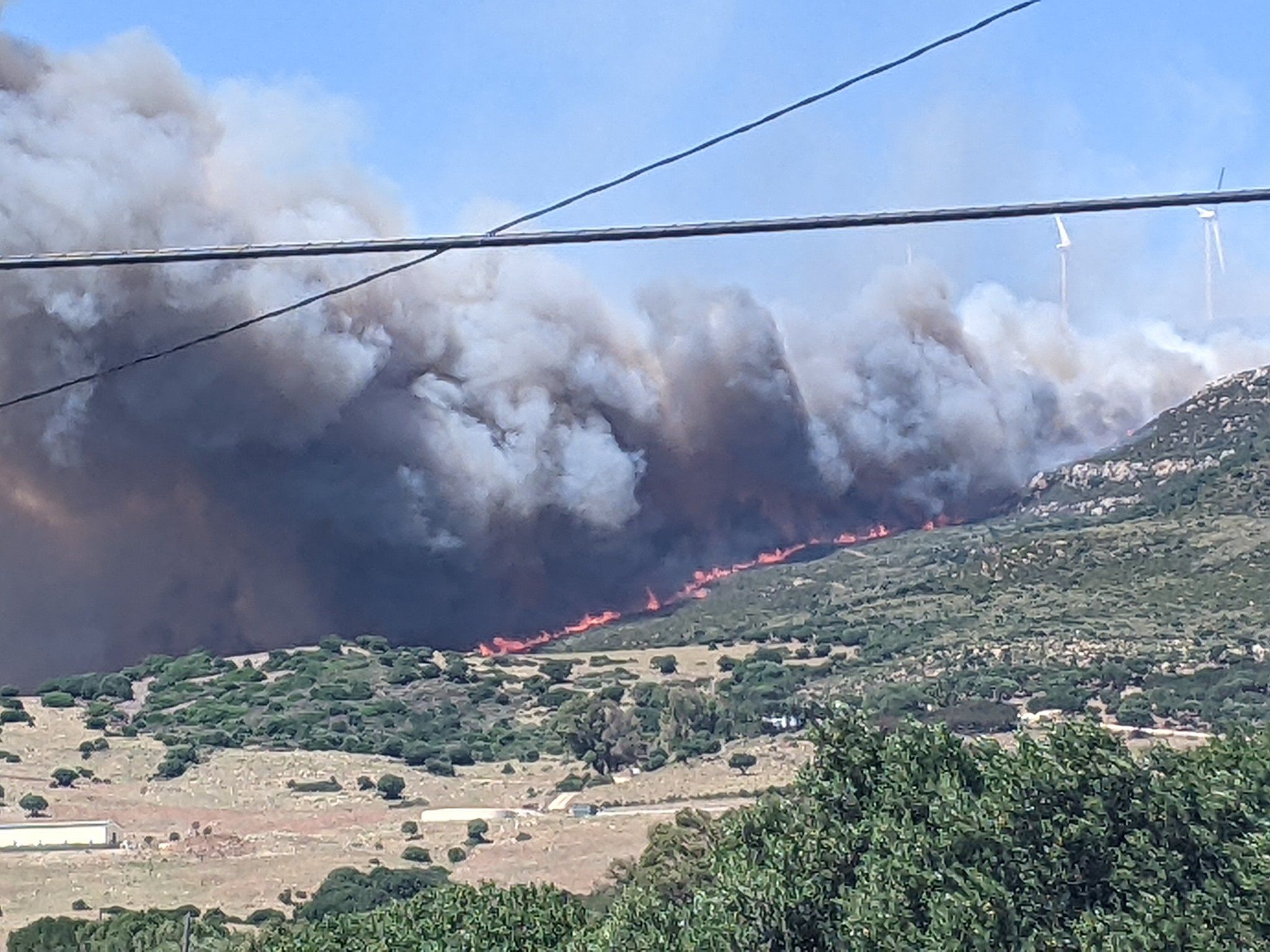 Plan Infoca despliega 17 medios aéreos para extinguir el incendio declarado en un paraje de Tarifa. Foto: @MeteoGib.