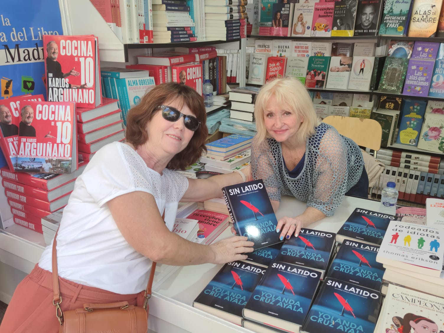 Yolanda Cruz y Sara Búho, dos linenses en la Feria del Libro de Madrid. En esta imagen, firma de libros de Yolanda Cruz. 