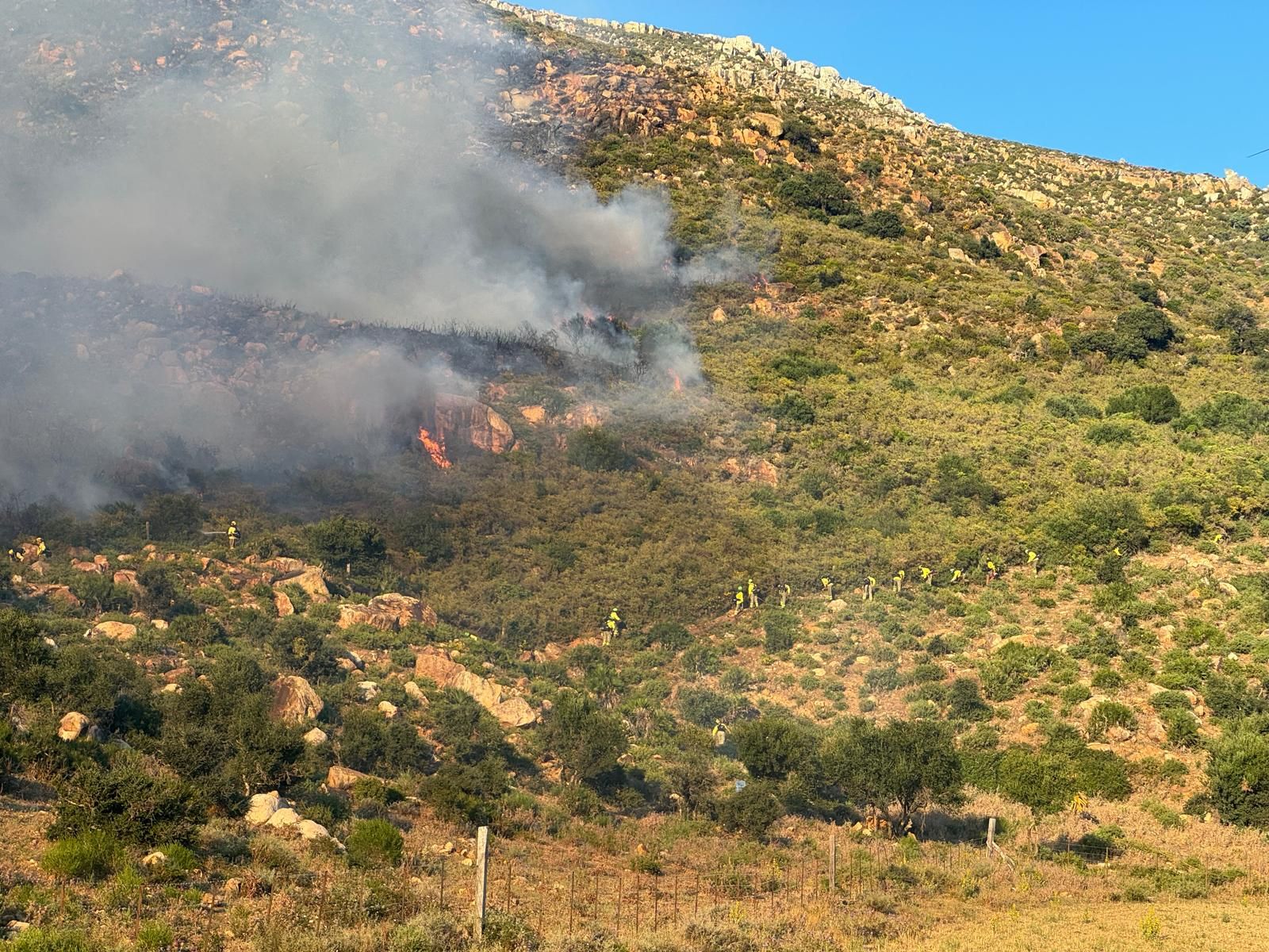 El Infoca realiza un vuelo de reconocimiento sobre la zona del fuego de Tarifa, que sigue activo.