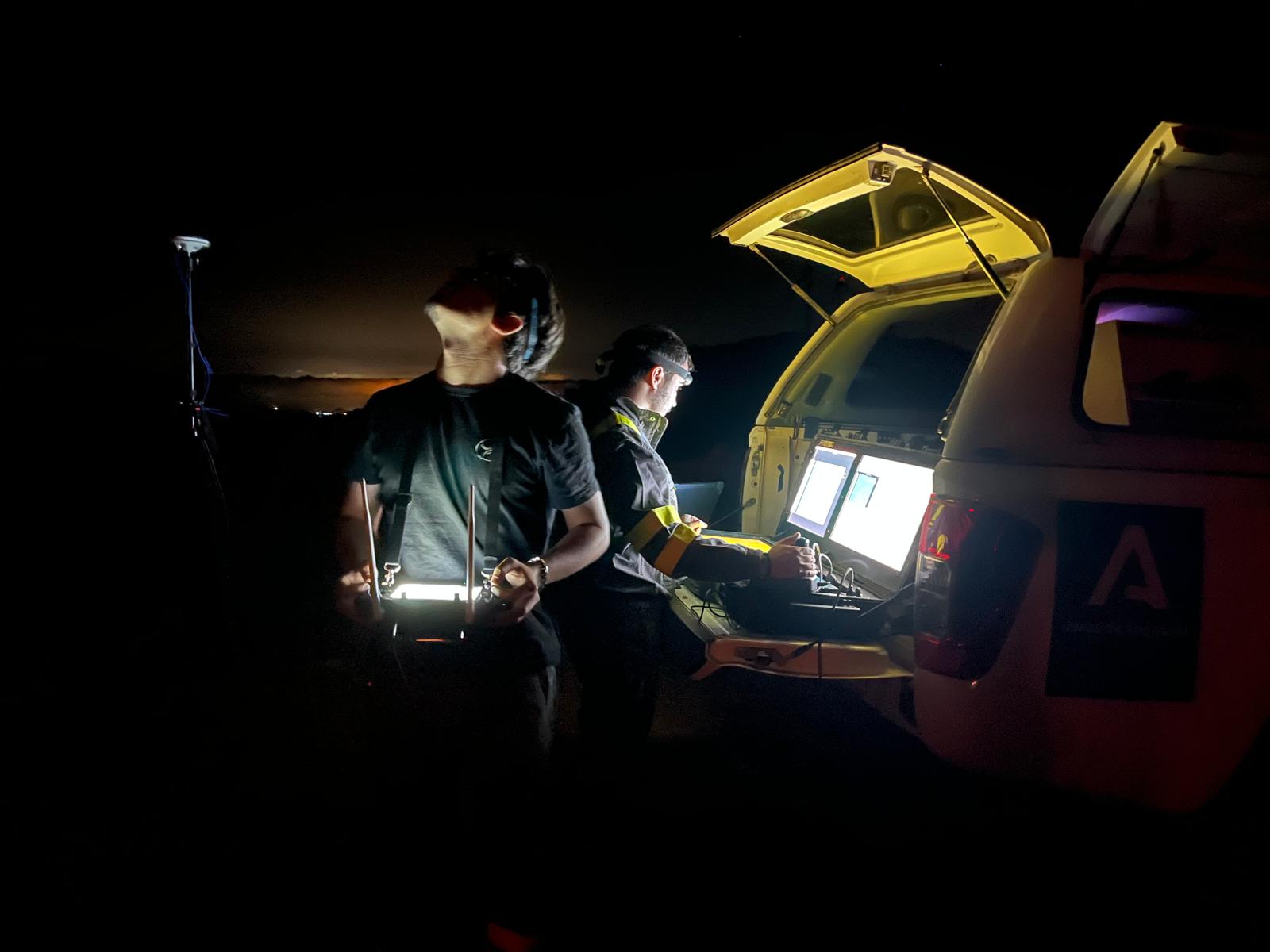 Incendio en Tarifa: 75 efectivos trabajan durante toda la noche para intentar controlarlo.
