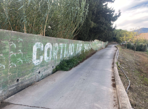Sale a licitación la reconstrucción del muro del Cortijo de Vides, en peligro de derrumbe.