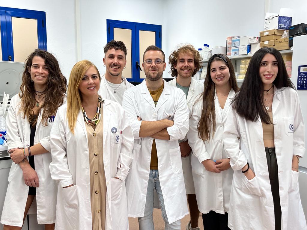 La bióloga e investigadora de San Martín del Tesorillo, María Elena Quirós, junto a sus compañeros. Una tesorillera, entre los investigadores que crean un sistema para la detección temprana del cáncer de mama