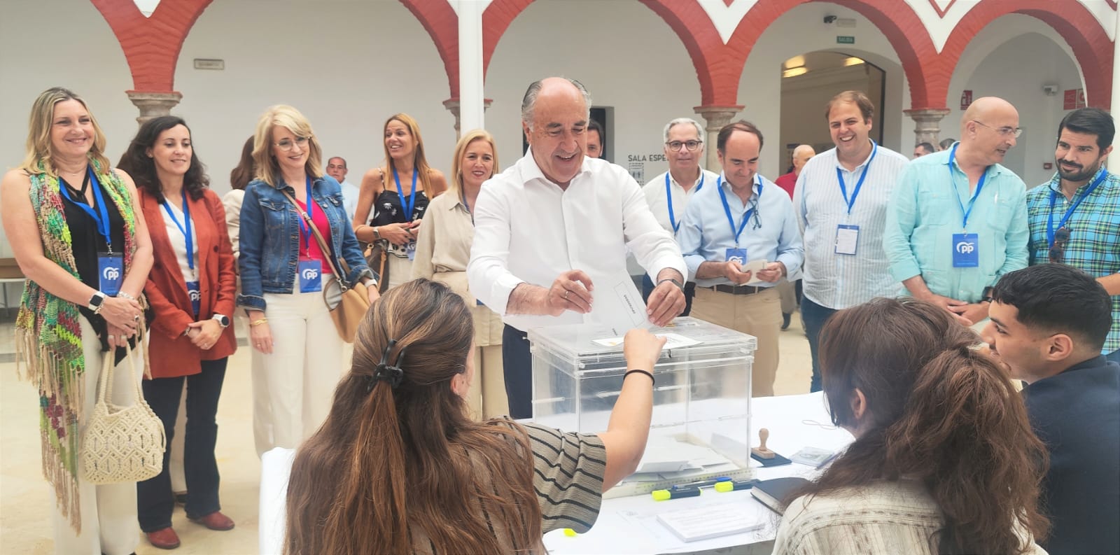 José Ignacio Landaluce vota en las elecciones europeas. 